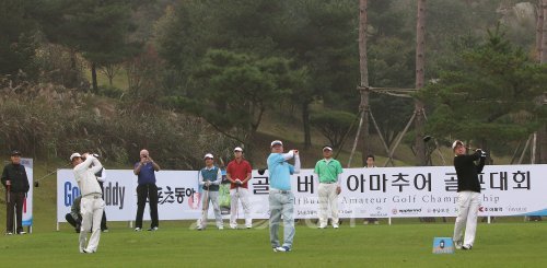 아마 고수들 프로 빰치는 티샷  12일 경기도 여주 스카이밸리 골프장에서 열린 제4회 스포츠동아-골프버디 아마추어 골프대회 결승전에서 참가자 대표 이병오 이정재 조성준(맨 왼쪽부터) 씨가 시타를 하고 있다.