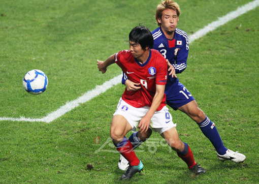 12일 저녁 서울 마포구 성산동 상암월드컵경기장에서 국가대표팀 대한민국과 일본 친선 경기가 열렸다. 한국의 윤빛가람이 일본의 호소가이 하지메와 볼을 치열하게 다투고 있다.