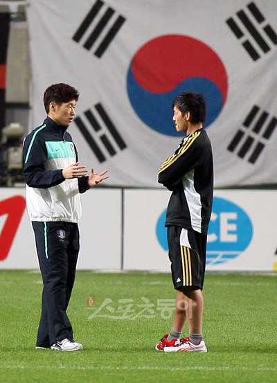 12일 저녁 서울월드컵 경기장에서 열린 대한민국과 일본의 축구국가대표팀 평가전에서 박지성이 일본의 마스이와 이야기를 나누고 있다. 상암ㅣ 박화용 기자 inphoto@donga.com