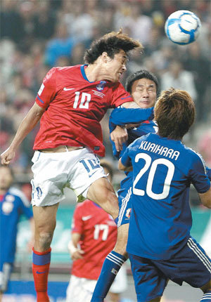 12일 열린 한국과 일본 축구대표팀의 친선경기 전반에 별다른 활약을 보이지 못했던 박주영(모나코·왼쪽)이 후반 13분 일본 수비수들 사이에 서 회심의 헤딩슛을 시도하고 있다. 하지만 일본 수비수가 이 공을 걷어내 아쉽게 골로 연결되진 않았다. 김종원 스포츠동아 기자 won@donga.com