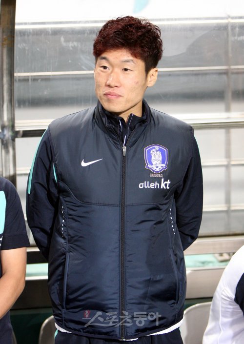 무릎 부상으로 12일 한일전에 뛰지 못한 박지성이 벤치에서 동료들의 경기 장면을 지켜보고 있다