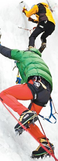 전문가들은 기초 체력만 착실히 기르면 50, 60대 여성도 빙벽등반의 재미를 느낄 수 있다고 말한다. 자신이 등반하는 뒷모습을 캠코더로 촬영한 것을 보면서 자세교정을 반복하면 단기간에 실력을 키울 수 있다. 사진 제공 코오롱스포츠