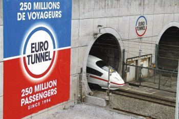 獨 고속열차 ICE3 시범운행  13일 시험운행 중인 독일 고속열차 ICE3가 영국과 프랑스를 잇는 해저 유로터널을 빠져나오고 있다. ICE3가 시험운행에 성공해 유로터널에 투입되면 프랑스 고속열차 TGV의 독점 운행이 깨진다. EPA 연합뉴스