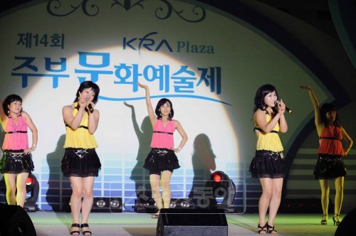 올해 15회를 맞이한 KRA 플라자 주부문화예술제가 21일 서울경마공원에서 열린다. 사진은 지난 해 제14회 주부문화예술제에 참가한 여성팀의 공연 모습.