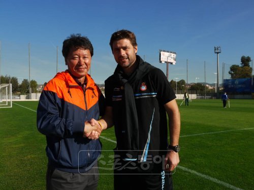 스페인 연수 중인 정해성 전 대표팀 수석코치(왼쪽)가 에스파뇰 클럽 훈련장에서 만난 아르헨티나대표 출신의 마우리시오 포체티노 감독과 반갑게 악수를 나누고 있다.