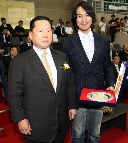 김정행 대한유도회장(왼쪽)으로부터 유도 홍보대사 위촉패를 받은 김민준.