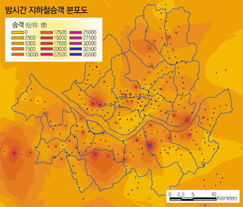 성신여대 이금숙 교수팀은 수도권 지하철 승객의 이동경로를 분석해 생활방식을 세 가지로 분류했다. ‘도심형 베짱이’는 위 사진에서 어둡게 보이는 강남역,신촌 등지에 밤 시간대에 몰리는 것으로 확인됐다. 자료 제공 성신여대