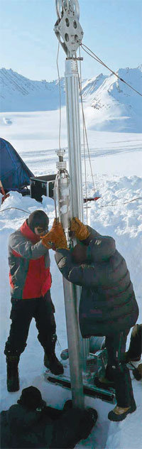 지난해 개발한 200m급 빙하 시추기를 몽골 고산지대에 설치하고 있다.사진 제공 극지연구소