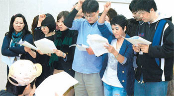 시민배우들이 서울시극단 연습실에서 다음 달 무대에 올릴 연극 연습에 한창이다. 서영수 전문기자 kuki@donga.com