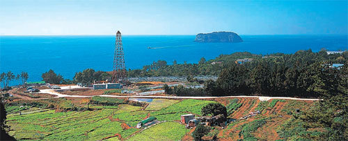 온천수와 용천수 등을 이용해 냉난방을 하는 탄산온천이 제주 서귀포시 해안에 들어선다. 국내에서 가장 깊숙이 뚫은 온천리조트 시설 예정지. 사진 제공 삼매봉개발(주)