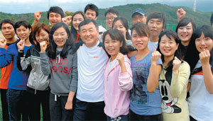 위덕대 배도순 총장(앞줄 가운데)과 학생들이 학교 운동장에서 경주동아마라톤 참가를 위해 연습을 하다 포즈를 취했다. 이권효 기자 boriam@donga.com