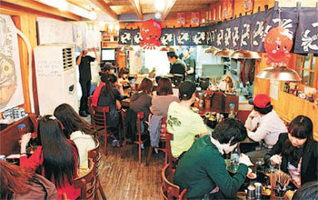 3일 오후 서울 홍익대 앞 일본 덮밥집 ‘돈부리’에서 좌석을 가득 채운 손님들이 다양한 종류의 일본 덮밥을 먹고 있다. 젊은이들이 많이 모이는 이 지역에서는 이처럼 일본 음식점이 인기를 끌고있다. 동아일보 자료 사진