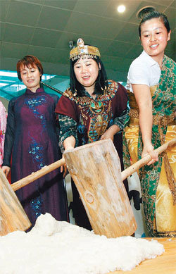 즐겁게 배우는 한국문화 다문화가정 여성들이 출신국의 전통 의상을 입고 떡메를 치고 있다. 다문화가정이 눈에 띄게 늘어나면서 한국인 80% 이상이 이를 긍정적으로 받아들이는 것으로 나타났다. 동아일보 자료 사진