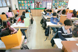 기말고사 때 좋은 성적을 받기 위해선 반드시 중간고사 결과를 분석하고 자신의 실력을 파악해야 한다. 이를 토대로 내 성적에 꼭 맞는 시험 대비 학습전략을 세워 준비하는 것이 효과적이다. 동아일보 자료사진