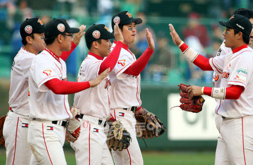 16일 오후 인천 문학야구장에서 열린 2010프로야구 SK와 삼성의 한국시리즈 2차전에서 SK가 4-1로 승리를 거두고 2연승을 달렸다. 경기종료 후 SK 선수들이 승리의 기쁨을 나누고 있다.

문학ㅣ 박화용 기자 inphoto@donga.com