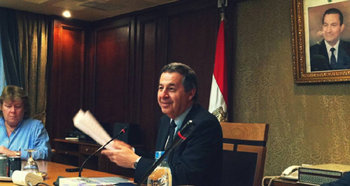 이집트 산업부 청사에서 기자간담회를 갖고 있는 라시드 모하메드 라시드 장관.