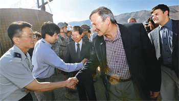 칼 아이켄베리 아프가니스탄 주재 미국대사(오른쪽에서 두 번째)가 11일 오후 아프간파르완 주 차리카르 시에 주둔할 예정인 한국 지방재건팀을 방문해 악수를 하고 있다. 사진 제공 주아프가니스탄 미국대사관
