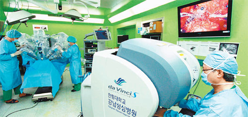 한림대 강남성심병원 다빈치 로봇수술팀이 전립샘암 환자에게 원격 로봇을 이용해 암 제거 수술을 하고 있다. 사진 제공 한림대 의료원