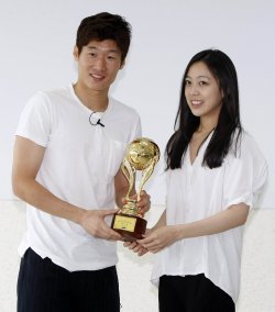 \'박지성 축구센터\'에서 한 여성팬으로부터 누리꾼이 선정한 국가대표 MVP 트로피를 받고 있는 박지성.