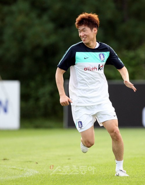 무릎 통증으로 많은 우려를 자아냈던 박지성이 최근 팀 훈련을 정상 소화하고 있는 것으로 밝혀졌다. 곧 그라운드에서 뛰는 모습을 볼 수 있을 듯하다. 스포츠동아DB