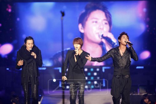 11월 대형 콘서트를 준비 중인 JYJ가 고액의 입장권으로 논란이 되고 있다.