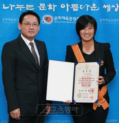 박세리(오른쪽)가 18일 체육훈장 청룡상을 받은 뒤 증서를 들어 보이며 유인촌 문화체육관광부 장관과 기념촬영하고 있다.
