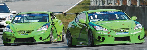 한국 자동차 중 처음으로 F1경기 서포트레이스에 참가할 현대자동차 ‘제네시스 쿠페’
레이싱카들이 17일 태백레이싱파크에서 열린 CJ슈퍼레이스에서 질주하고 있다. 동아일보 자료 사진