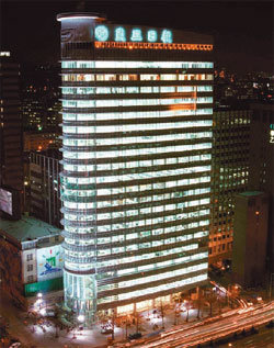 2000년 1월 1일 준공한 서울 종로구 세종로 동아미디어센터는 서울 도심의 새로운 랜드마크로 떠올랐다. 동아일보 자료 사진