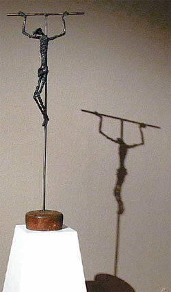 거친 쇠붙이를 다듬어 만든 ‘십자고상’. 1950년대 한국 조각계에 생소했던 용접 철 조각을 과감하게 시도한 조각가 송영수의 40주기를 기념하는 회고전에서 선보인 작품이다.
