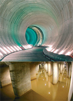 초대형 지하방수로와 물탱크 일본 사이타마 현 지하 50m에 건설된 지름 10m의 지하방수로는 길이가 6.4km에 이른다. 이 방수로는 호우 시 인근 저지대의 물을 보관해 지상에서 홍수가 발생하는 것을 막는다. 아래 사진은 방수로의 물이 모이는 초대형 물탱크에 물이 차 있는 모습. 축구장 2개 크기의 면적, 높이 18m로 건설된 이 탱크는 수위가 높아지면 물을 에도 강으로 내보낸다. 사진 제공 일본 국토교통성 간토지방정비국