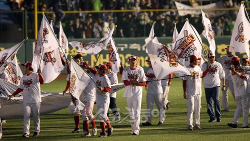 2010 프로야구 한국시리즈 4차전  삼성라이온스 대 SK와이번스 경기가 19일 대구시민야구장에서 열렸다 .4차전을 승리하며 우승을 확정지은 후 SK선수들이 환호하고 있다.