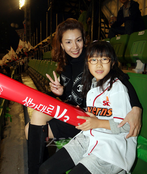카도쿠라의 아내 타미에 씨(왼쪽)가 딸 리오와 함께 대구구장을 찾았다. 그녀는 “나의 고향인 한국에서 멋진 모습을 보여 달라”며 남편의 한국행을 도왔다. 대구｜박화용 기자 inphoto@donga.com