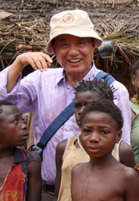 전 세계 192개국을 여행하고 국내 처음으로 한국기록원 인증을 받은 이해욱 전 KT사장이 2006년 아프리카 가나 여행 중 만난 현지 어린이들과 포즈를 취하고 있다.사진 제공 KT