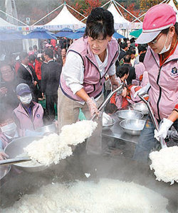 임금님 진상미를 맛볼 수 있는 이천쌀문화축제가 21일부터 경기 이천시 설봉공원에서 열린다. 사진은 지난해 10월 열린축제 때 초대형 가마솥에 지은 쌀밥을 삽으로 뜨는 모습. 사진 제공 이천시