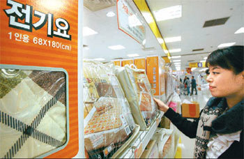 한 소비자가 20일 서울 성동구 성수동 이마트 성수점에서 1인용 난방용품을 고르고 있다. 신세계 이마트 측은 “1인 가구 등 ‘나홀로족’이 늘면서 이달 들어 1인용 난방용품의
매출이 지난해보다 70%가량 증가했다”고 말했다. 사진 제공 이마트