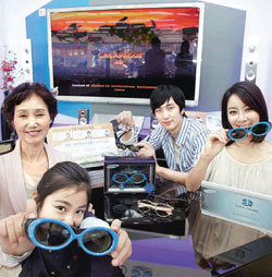 삼성전자가 안경 착용자들이 3차원(3D) TV를 편히 즐길 수 있도록 ‘3D 도수안경’을 선보였다. 사진 제공 삼성전자