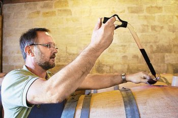 물리스 ‘샤토 레스타즈 다르키에’의 프랑수아 베르나르 씨가 배럴 테이스팅용 와인을 뽑아내고 있다.
