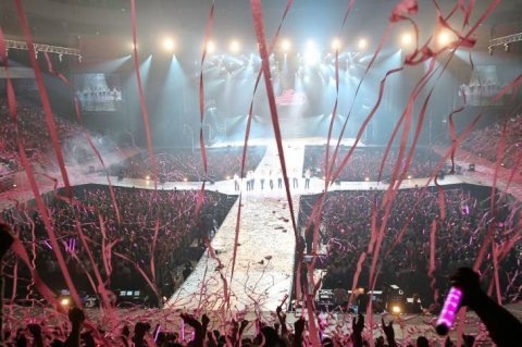 분홍색 리본으로 가득찬 콘서트홀(대만 팬클럽 촬영)