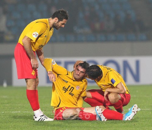 경고 누적으로 조바한(이란)과의 AFC 챔피언스리그 결승전 출전이 좌절된 성남 일화 라돈치치가 20일 그라운드에 주저앉아 슬퍼하자 동료들이 위로해주고 있다.