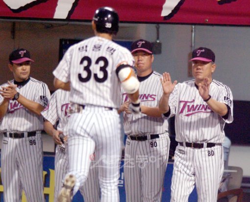 롯데와는 현역시절이나 은퇴 이후에도 아무런 인연이 없었다. 프로 사령탑 경력은 LG 감독대행(사진 오른쪽)이 전부다. 그래서 더 파격적이다. 롯데 양승호 신임 감독은 “나아갈 방향만은 뚜렷하게 알고 있다”며 각오를 밝혔다.스포츠동아DB