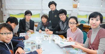 남대구초교 학생들이 교내 도서실에서 대구교대 언니 오빠들과 공부를 하고 있다.서 있는 사람은 최명자 교장. 이권효 기자 boriam@donga.com