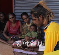 호주 통계청 관계자는 “인터넷 조사는 광활한 국토 곳곳을 일일이 찾아가야 했던 방문조사의 어려움을 해결하고 예산을 절감하는 효과도 있다”고 말했다. 조사원이 호주 원주민들을 상대로 방문 조사를 하는 모습. 사진 제공 호주 통계청