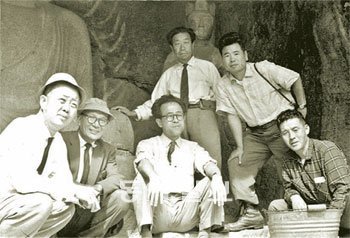 1962년 경북 군위군 군위삼존석굴을 처음 조사하고 있는 한국미술사학회 초창기 회원
들. 사진 제공 한국미술사학회 50년사 편찬위원회