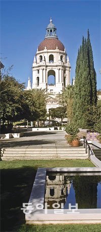 1927년 완공된 미국 캘리포니아 주 패서디나 시 청사. 유럽의 성당 건물처럼 바로크풍 건축양식으로 지어진 이 건물은 패서디나의 고풍스러운 이미지를 상징하며 여러 영화에도 등장했다. DBR 자료 사진