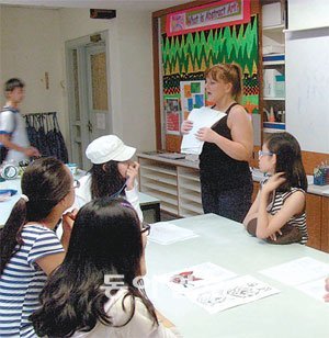 종합교육기업 ㈜타임교육의 유학·캠프 전문 브랜드 els-IE가 겨울방학을 맞이해 초중생을 대상으로 싱가포르, 미국 캠프를 진행한다. 캠프 참가자는 검증된 교육기관에서 정규영어수업을 듣고 다양한 문화체험활동에 참여한다. 사진 제공 타임교육