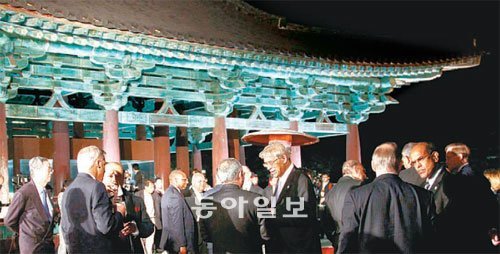 경주 주요 20개국(G20) 재무장관·중앙은행 총재회의의 업무 만찬은 신라왕들이 귀빈들 을 위한 연회를 베풀던 ‘안압지’에서 열렸다. 경주=이훈구 기자 ufo@donga.com