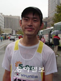 베이징 국제마라톤대회 마스터스 부문 4.2km에 출전해 44분 만에 완주한 뒤 환하게 웃고 있는 뇌병변 1급 장애 고준형 씨.베이징=양종구 기자 yjongk@donga.com