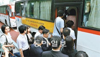 경기 성남시 분당구 서현동의 한 버스정류장에서 출근길 시민들이 버스에 올라타고 있다. 동아일보 자료 사진