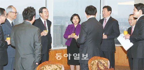 지식경제부가 25일 서울 중구 소공동 롯데호텔에서 개최한 ‘대·중소기업 동반성장 간담회’에 현정은 현대그룹 회장, 신동빈 롯데 부회장, 정용진 신세계 부회장 등 8개 대기업 총수들이 참석해 환담을 하고 있다. 변영욱 기자 cut@donga.com