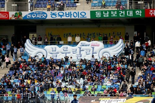 수원 삼성이 팬 서비스를 위해 시작한 블루랄라 캠페인이 FA컵 2년 연속 정상 등극으로 더욱 탄력을 받을 전망이다. 스포츠동아DB